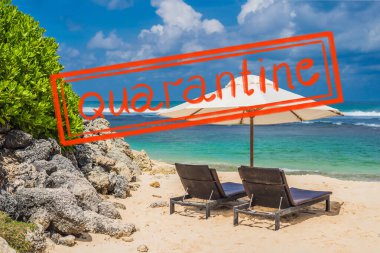 Koronavirüs salgınından dolayı karantina. Kovid 19. Tropikal tatilde iki plaj sandalyesi.