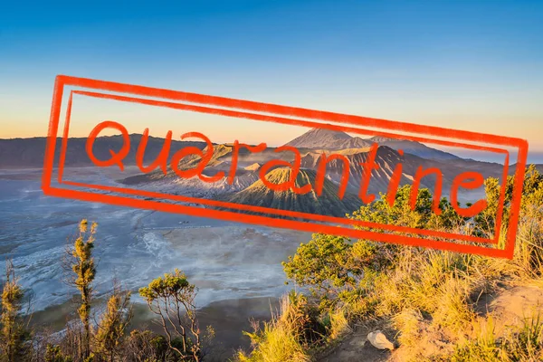 Quarentena devido à epidemia de coronavírus covid19 Nascer do sol no Parque Nacional Bromo Tengger Semeru, na Ilha Java, Indonésia. Vista sobre o Bromo ou Gunung Bromo em indonésio, Semeru e outros — Fotografia de Stock