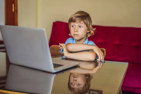 Menino estudando on-line em casa usando laptop. Estudar durante a quarentena. Vírus da pandemia global covid19 — Fotografia de Stock