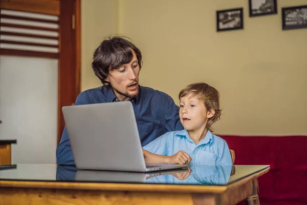 Niño estudiando en línea en casa usando el ordenador portátil. Padre le ayuda a aprender. Estudiar durante la cuarentena. Virus covidémico pandémico global19 — Foto de Stock