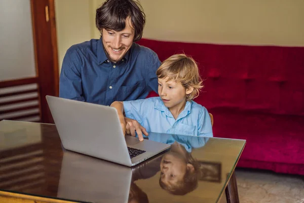 Niño estudiando en línea en casa usando el ordenador portátil. Padre le ayuda a aprender. Estudiar durante la cuarentena. Virus covidémico pandémico global19 — Foto de Stock