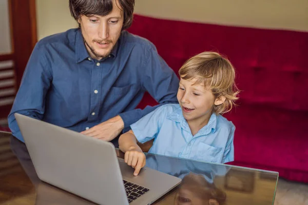 Niño estudiando en línea en casa usando el ordenador portátil. Padre le ayuda a aprender. Estudiar durante la cuarentena. Virus covidémico pandémico global19 — Foto de Stock