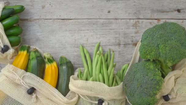 Barevná zelenina v opakovaně použitelných taškách na dřevěném pozadí. Žádné plýtvání. Snížit koncepci plastového odpadu — Stock video