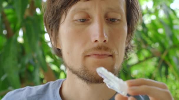 Jeune homme montre un protège-dents pour protéger les dents contre l'abrasion — Video