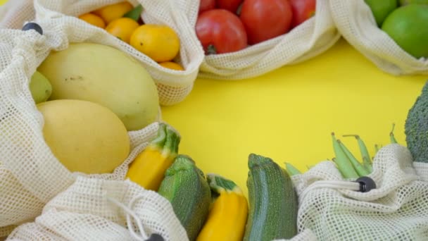 Barevné ovoce a zelenina v sáčcích na jedno použití na žlutém pozadí. Žádné plýtvání. Snížit koncepci plastového odpadu