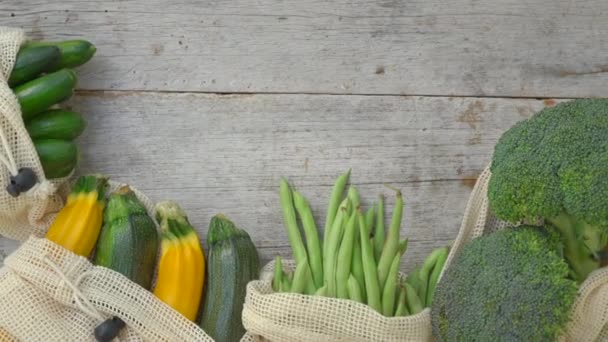 Barevná zelenina v opakovaně použitelných taškách na dřevěném pozadí. Žádné plýtvání. Snížit koncepci plastového odpadu — Stock video