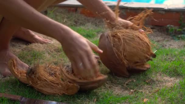 Giovane ai tropici che apre una vecchia noce di cocco con un grosso coltello — Video Stock