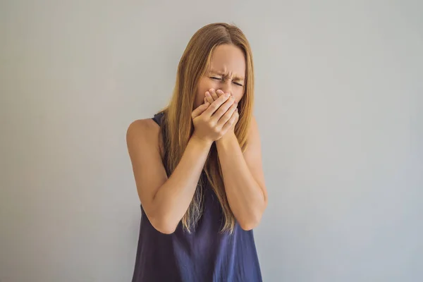 Comparación entre la forma incorrecta y correcta de estornudar para prevenir la infección por el virus. Mujer caucásica estornudando, tosiendo en su brazo o codo para prevenir la propagación Covid-19, Coronavirus —  Fotos de Stock