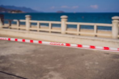 Corona Virüsü tehdidi birçok ülkede plajları ve halka açık yerleri kapatır. İngilizce, Çince ve Vietnamca 'da izin verilmeyen yazı