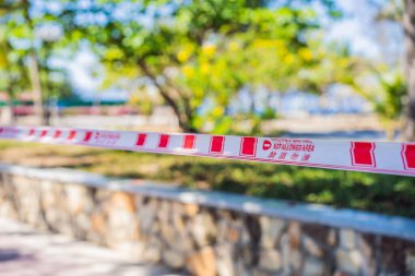 Corona Virüsü tehdidi birçok ülkede plajları ve halka açık yerleri kapatır. İngilizce, Çince ve Vietnamca 'da izin verilmeyen yazı