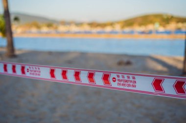 Corona Virüsü tehdidi birçok ülkede plajları ve halka açık yerleri kapatır. İngilizce, Çince ve Vietnamca 'da izin verilmeyen yazı