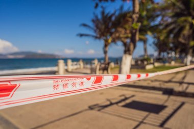 Corona Virüsü tehdidi birçok ülkede plajları ve halka açık yerleri kapatır. İngilizce, Çince ve Vietnamca 'da izin verilmeyen yazı
