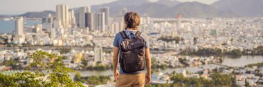 Nha Trang şehrinin arka planındaki erkek turist. Vietnam 'a Seyahat Konsepti BANNER, BÜYÜK