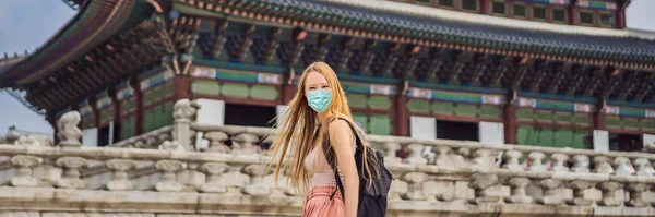 Kvinnlig turist i medicinsk mask i Seoul, Sydkorea. Res till Korea konceptet Turister fruktar 2019-ncov viruset. Medicinska maskerade turister BANNER, LONG FORMAT — Stockfoto