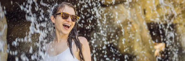 Junge fröhliche Frau unter dem Wasserstrahl, Pool, Tagesbad, Thermalquellen BANNER, LONG FORMAT — Stockfoto