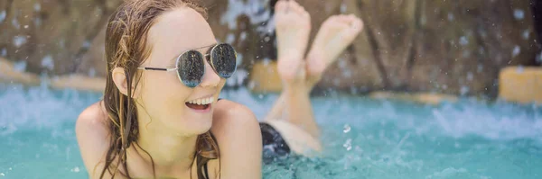 Junge fröhliche Frau unter dem Wasserstrahl, Pool, Tagesbad, Thermalquellen BANNER, LONG FORMAT — Stockfoto