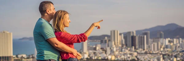 Feliz pareja de turistas en el fondo de la ciudad de Nha Trang. Viaje a Vietnam Concepto BANNER, FORMATO LARGO — Foto de Stock