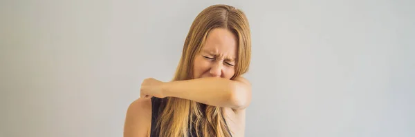 Comparación entre la forma incorrecta y correcta de estornudar para prevenir la infección por el virus. Mujer caucásica estornudando, tosiendo en su brazo o codo para prevenir la propagación Covid-19, Coronavirus BANNER, FORMATO LARGO — Foto de Stock