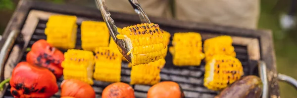 Homem com pinças cozinhando em um churrasco no quintal BANNER, LONG FORMAT — Fotografia de Stock