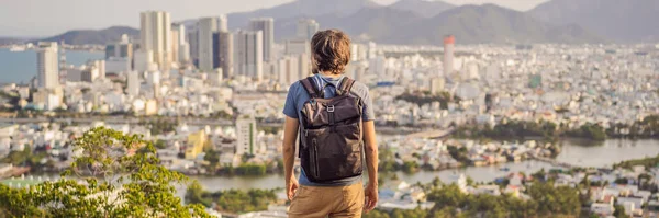 Hombre turista en el fondo de la ciudad de Nha Trang. Viaje a Vietnam Concepto BANNER, FORMATO LARGO — Foto de Stock