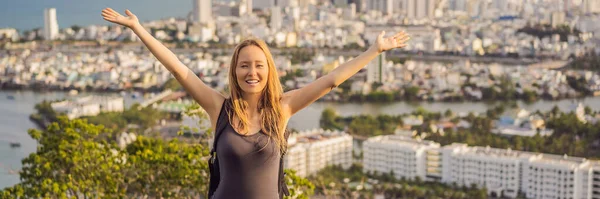 Turista mujer en el fondo de la ciudad de Nha Trang. Viaje a Vietnam Concepto BANNER, FORMATO LARGO —  Fotos de Stock