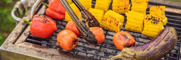 Man met tang koken op een achtertuin barbecue BANNER, LANG FORMAT — Stockfoto