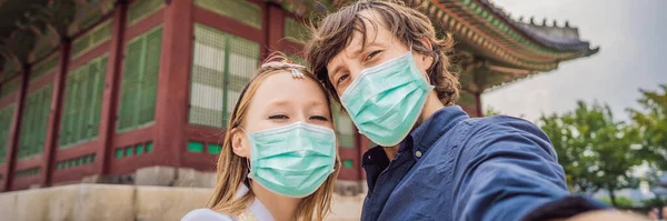 Jeune couple de conjoints en masque médical. Mariée et marié, mari et femme, petit ami et petite amie passent du temps en Corée. Vacances en Corée. Lune de miel, voyage en Corée concept Les touristes craignent le 2019 — Photo