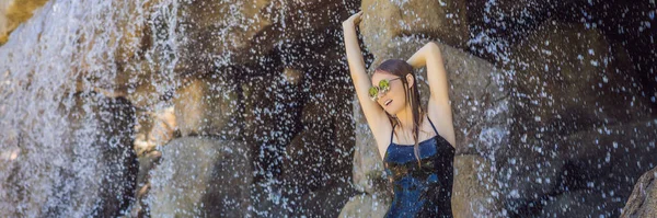 Jonge vrolijke vrouw onder de waterstroom, zwembad, spa overdag, warmwaterbronnen BANNER, LANG FORMAT — Stockfoto