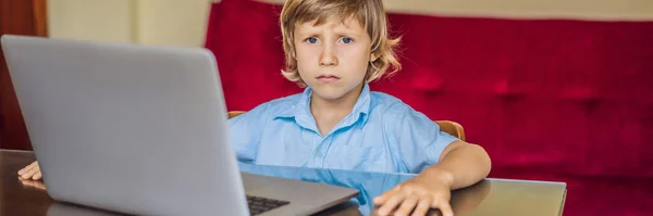 Jongen die thuis online studeert met een laptop. Studeren tijdens quarantaine. Mondiale pandemische covid19 virus BANNER, LANG FORMAT — Stockfoto
