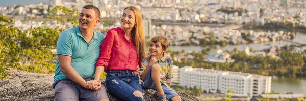 Nha Trang şehrinin arka planında mutlu aile turistleri. Çocuklarla Vietnam 'a seyahat BANNER' I KURUMU, KURUMU — Stok fotoğraf