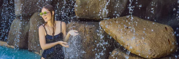 Jeune femme joyeuse sous le ruisseau, piscine, spa de jour, sources chaudes BANNER, FORMAT LONG — Photo