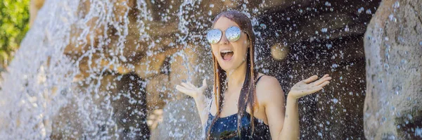 Jonge vrolijke vrouw onder de waterstroom, zwembad, spa overdag, warmwaterbronnen BANNER, LANG FORMAT — Stockfoto