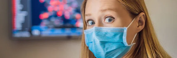 Молодая женщина проверяет ситуацию с коронавирусом Сарс-Ков-2 ковид-19 в интернете. Вспышка коронавируса в США и Всемирном Баннере, Длинный Формат — стоковое фото