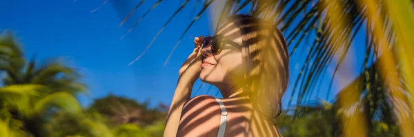 Jeune femme avec l'ombre de la feuille de palme sur le dos. Détente au bord de la mer BANNER, FORMAT LONG — Photo
