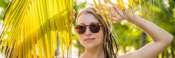 Jeune belle femme en maillot de bain sur la plage tropicale, vacances d'été, feuille de palmier, peau bronzée, sable, souriant, heureux. Joyeux voyageur femme BANNER, LONG FORMAT — Photo