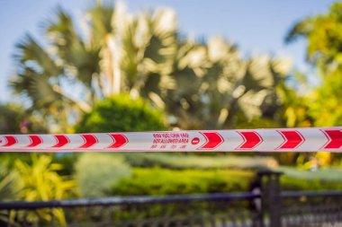 Corona Virüsü tehdidi birçok ülkede plajları ve halka açık yerleri kapatır. İngilizce, Çince ve Vietnamca 'da izin verilmeyen yazı