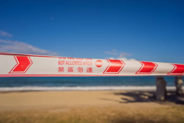 Corona Virüsü tehdidi birçok ülkede plajları ve halka açık yerleri kapatır. İngilizce, Çince ve Vietnamca 'da izin verilmeyen yazı — Stok fotoğraf