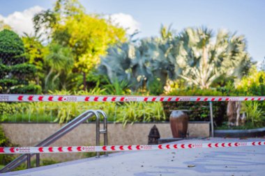 Corona Virüsü tehdidi birçok ülkede plajları ve halka açık yerleri kapatır. İngilizce, Çince ve Vietnamca 'da izin verilmeyen yazı