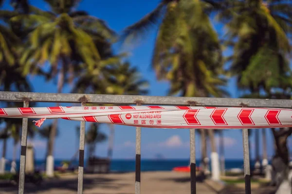 A Corona vírus fenyegetése sok országban lezárja a strandokat és a nyilvános helyeket. A felirat angol, kínai és vietnami nyelven NEM engedélyezett. — Stock Fotó