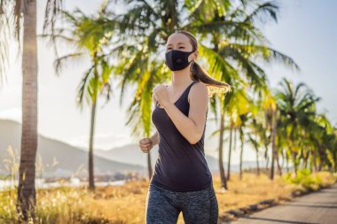 Tıbbi maske takan bir kaçakçı, Coronavirüs salgını Covid-19. Spor, karantinada aktif yaşam yüz maskesi korumalı cerrahi sterilizasyon. Corona Salgını 'nda atletizm pistinde açık hava koşusu. Sende kalsın.