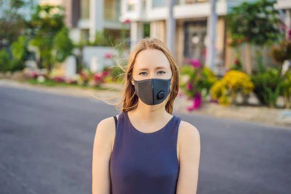 城市里流行的带滤镜的黑色医疗面罩。Coronavirus 2019-ncov流行病概念。戴着黑色医疗面具的女人病毒或疾病期间有表达眼睛的妇女的画像 — 图库照片