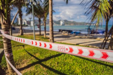 Corona Virüsü tehdidi birçok ülkede plajları ve halka açık yerleri kapatır. İngilizce, Çince ve Vietnamca 'da izin verilmeyen yazı
