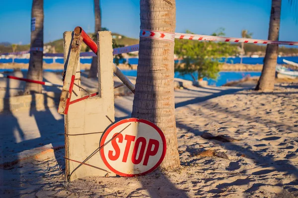 Iscrizione STOP Corona Virus minaccia chiude spiagge e luoghi pubblici in molti paesi. L'iscrizione NON AMMESSA in inglese, cinese e vietnamita — Foto Stock