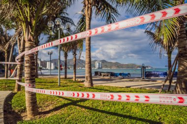 Corona Virüsü tehdidi birçok ülkede plajları ve halka açık yerleri kapatır. İngilizce, Çince ve Vietnamca 'da izin verilmeyen yazı