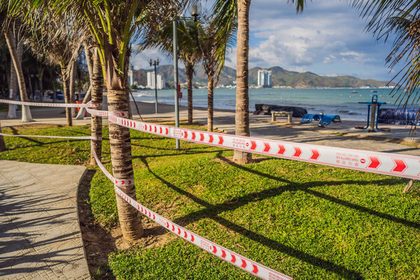 Угроза вируса Короны закрывает пляжи и общественные места во многих странах. Надпись NOT ALLOWED AREA на английском, китайском и французском языках
