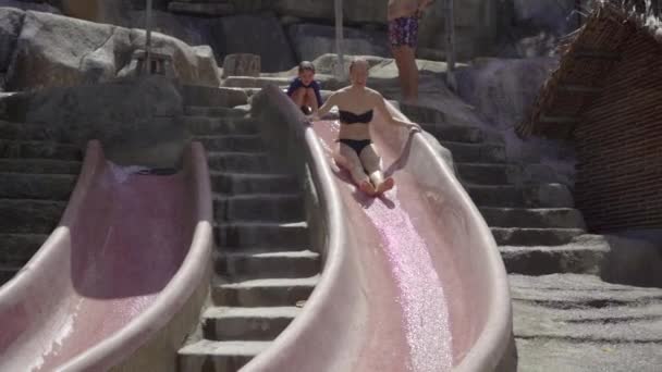Повільний знімок молодої жінки на водних слайдах — стокове відео