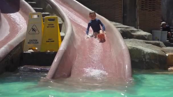 一个小男孩在水上运动时滑行的慢镜头 — 图库视频影像