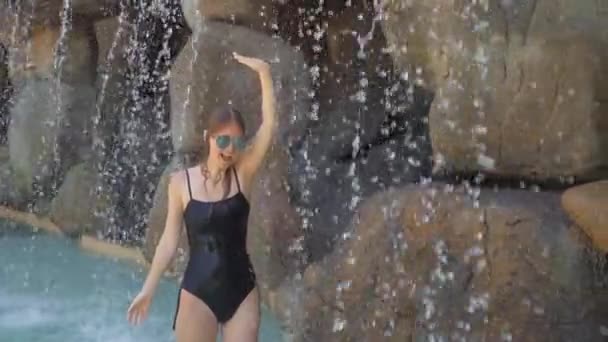 温泉、滝、温水プール付きの熱帯リゾートの若い女性。スローモーションショット — ストック動画