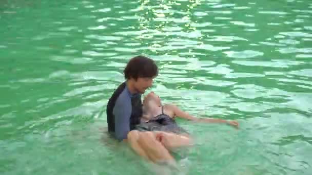 Майстер масажу Вацу проводить масаж у басейні — стокове відео
