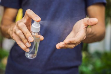 El dezenfektanı kullanan genç eller.